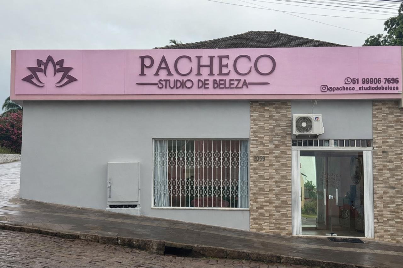 Fachada do Pacheco Studio de Beleza na Avenida Brasil, 2059, com letreiro rosa e logo em formato de lótus